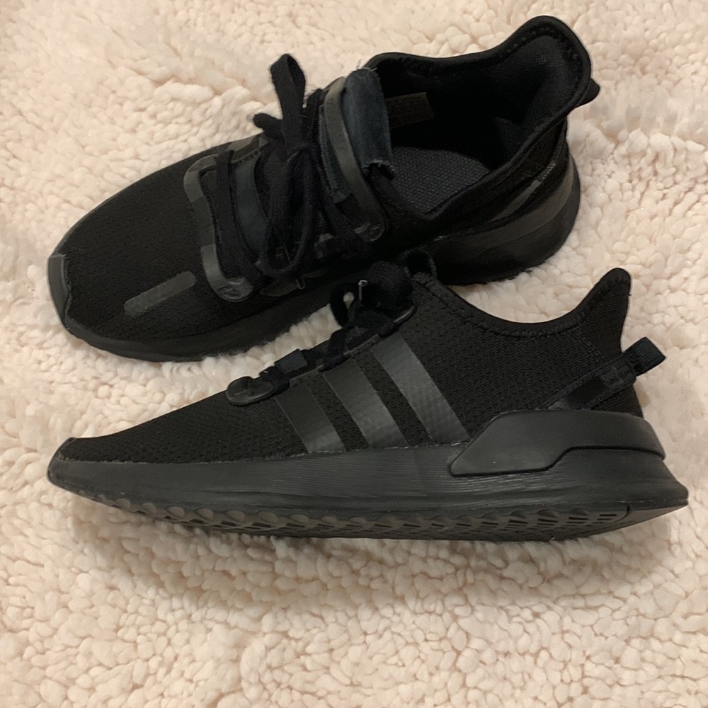 ADIDAS SHOES! 🖤👟 - Picture 6 of 8
